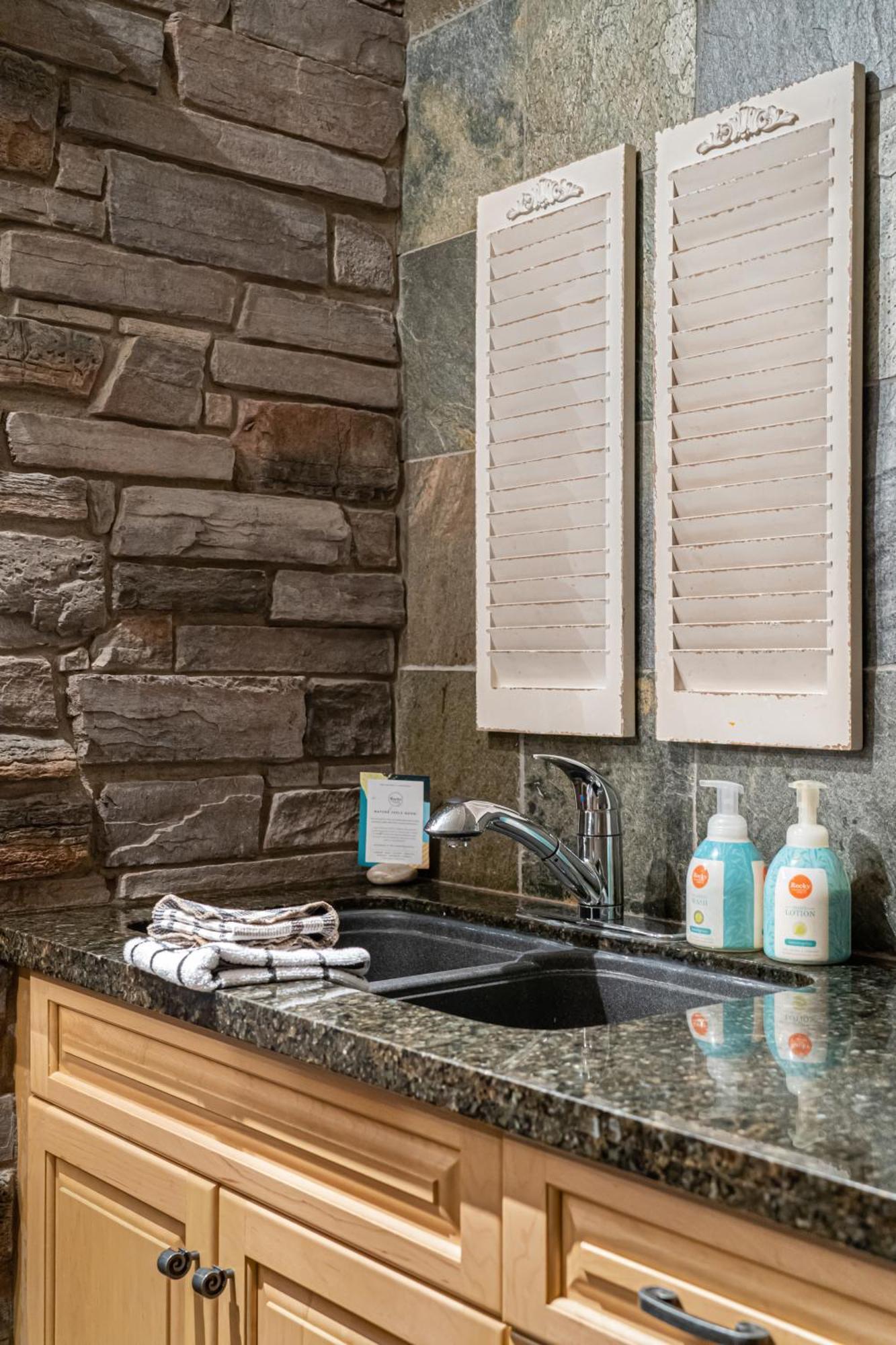 Ferienwohnung Parkland301 Sunlit 2,000 Ft² Penthouse With Mtn View Canmore Exterior foto