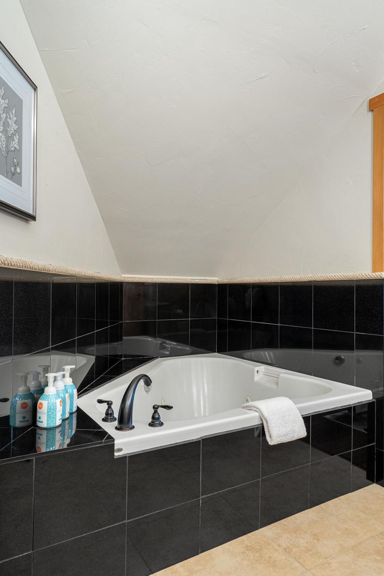Ferienwohnung Parkland301 Sunlit 2,000 Ft² Penthouse With Mtn View Canmore Exterior foto